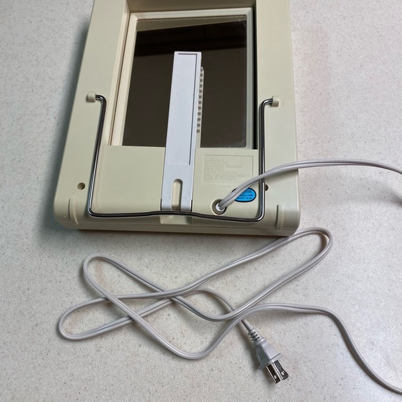 SOLD 👁️👀Vintage 1988  Clairol True-To-Light Make-Up Mirror III trifold - Picture 8 of 10